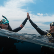 Chicas-buceando-juntas